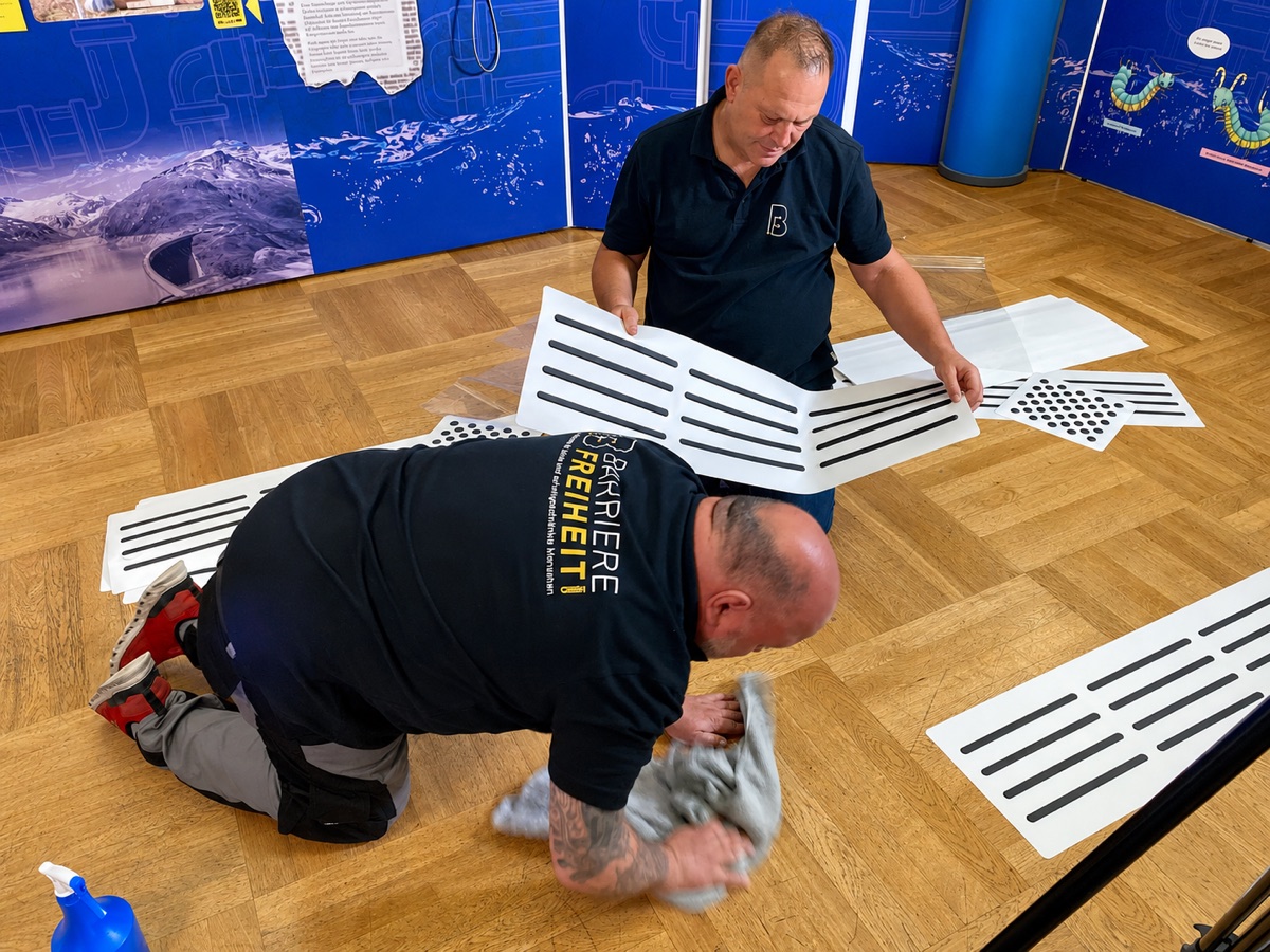 Praktische Prüfung des TAKTILo®_Core Systems auf Holzparkett.